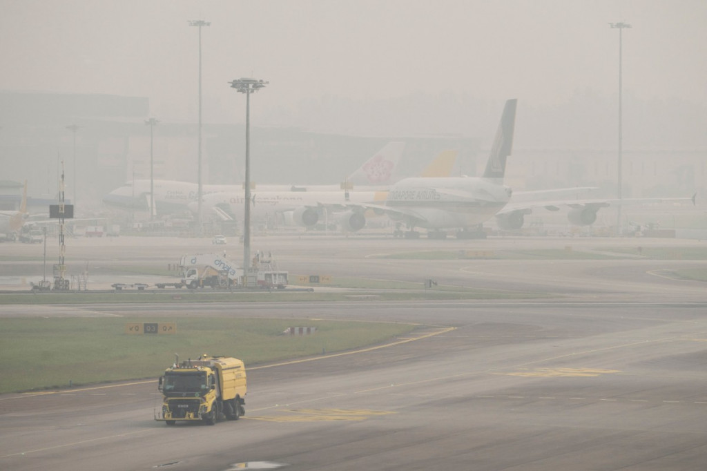 Kabut asap akibat kebakaran hutan dan lahan (karhutla) di Indonesia menyelimuti kawasan Bandara Changi, Singapura, Jumat, 16 Oktober 2026, hingga mengurangi jarak pandang di sekitar landasan.
