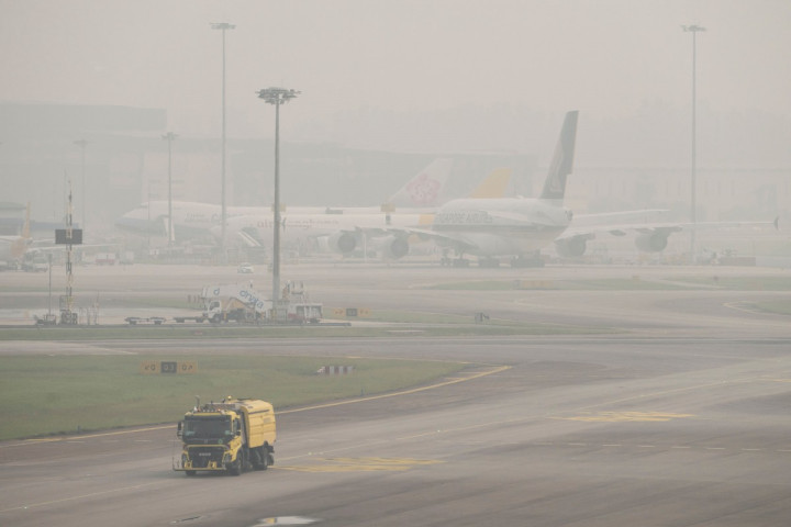 Kabut asap akibat kebakaran hutan dan lahan (karhutla) di Indonesia menyelimuti kawasan Bandara Changi, Singapura, Jumat, 16 Oktober 2026, hingga mengurangi jarak pandang di sekitar landasan.
