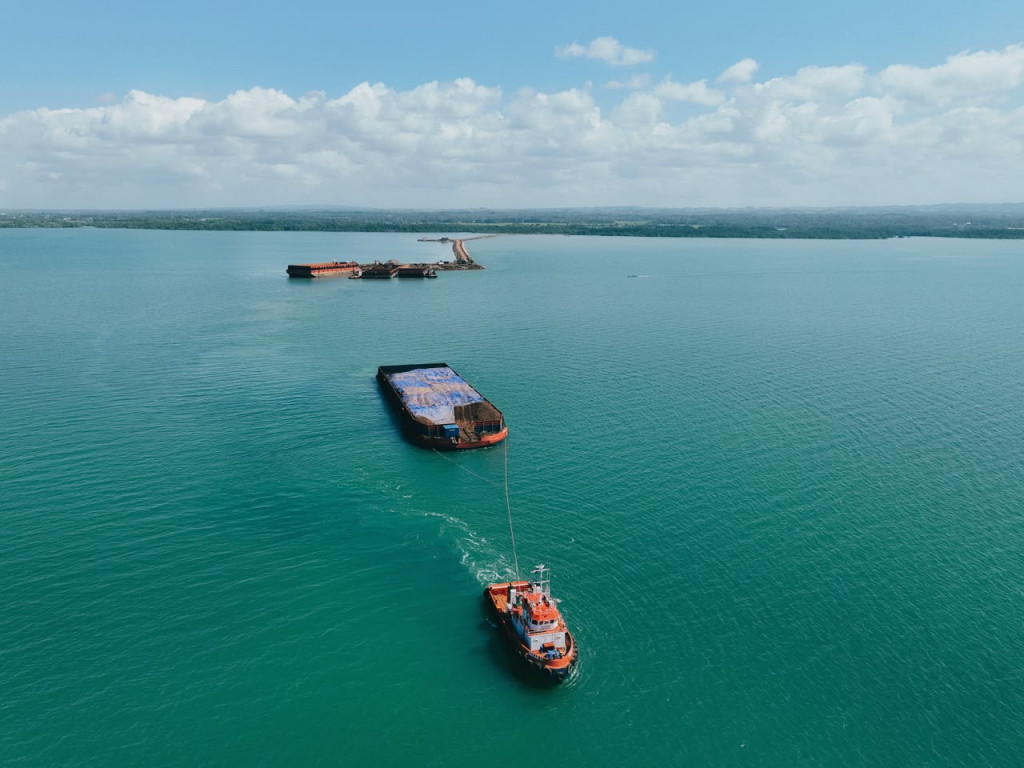 Penggunaan kawasan untuk mendukung kegiatan operasional pertambangan menjadi bagian dari aktivitas IFISHDECO, termasuk pemanfaatan area untuk jalan tambang seluas 0,25 hektare.