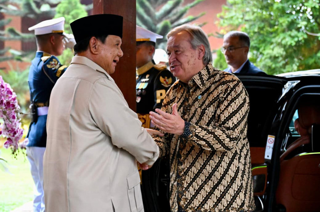 Presiden Republik Indonesia Prabowo Subianto menerima kunjungan kerja Sekretaris Jenderal Perserikatan Bangsa-Bangsa (Sekjen PBB) António Guterres di kediaman pribadi Presiden di Hambalang, pada Minggu, 18 Oktober 2026.