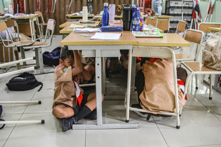 Para siswa mengikuti simulasi mitigasi bencana gempa bumi di SDN Guntur 03, Setiabudi, Jakarta, Rabu, 21 Oktober 2026.