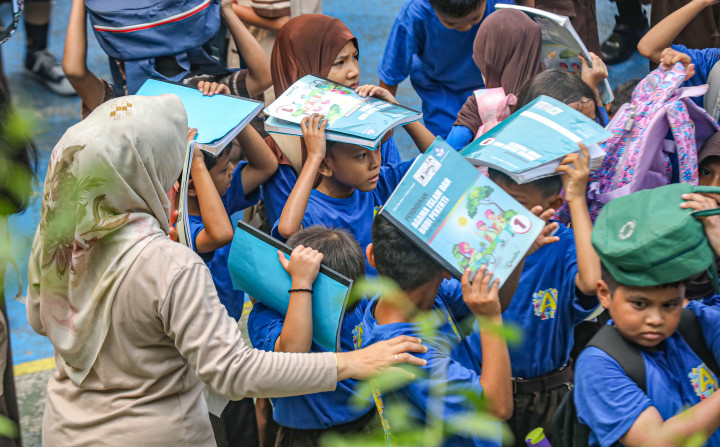 Pemprov DKI Jakarta menggelar simulasi gempa bumi secara serentak di sejumlah sekolah dan kantor pemerintahan.