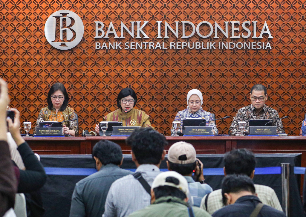 Sementara itu, suku bunga Deposit Facility dinaikkan menjadi 5,00%, sedangkan suku bunga Lending Facility tetap sebesar 6,50%. 