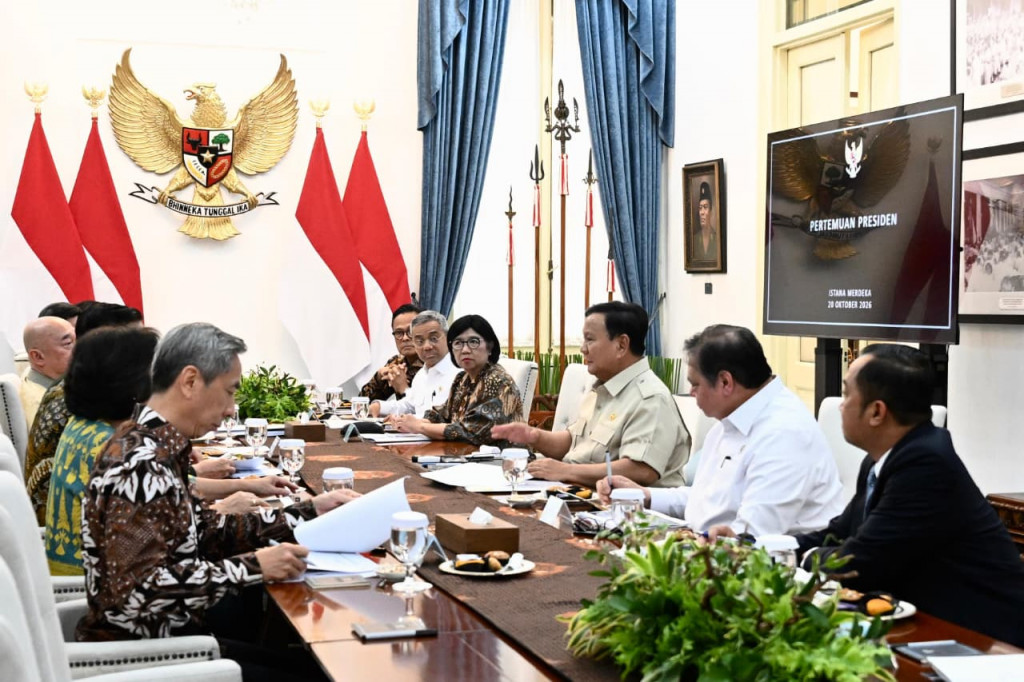 Presiden Prabowo Subianto menerima Ketua Dewan Ekonomi Nasional (DEN) Luhut Binsar Pandjaitan bersama jajaran DEN dan sejumlah menteri terkait di Istana Merdeka, Jakarta, pada Selasa, 20 Oktober 2026.