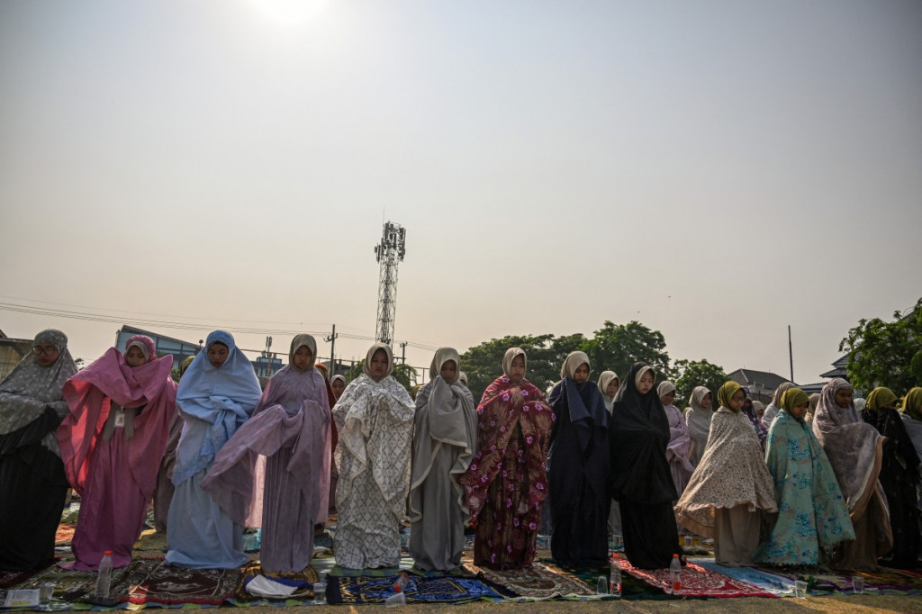 Sejumlah umat Muslim melaksanakan Salat Istisqa di sebuah lapangan di Surabaya, Jawa Timur, Jumat, 23 Oktober 2026. 