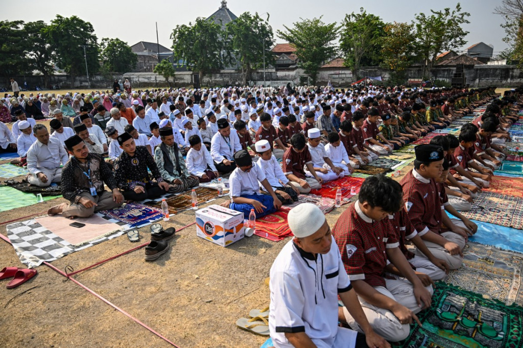 Salat tersebut digelar untuk memohon turunnya hujan di tengah kondisi kekeringan yang berkepanjangan.
