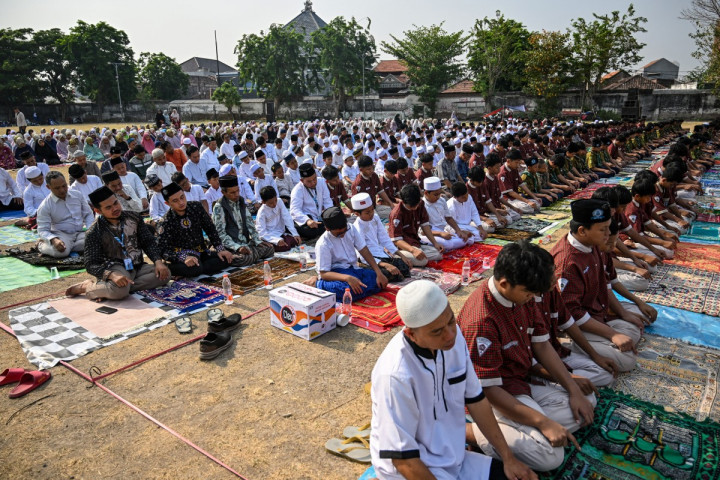 Salat tersebut digelar untuk memohon turunnya hujan di tengah kondisi kekeringan yang berkepanjangan.