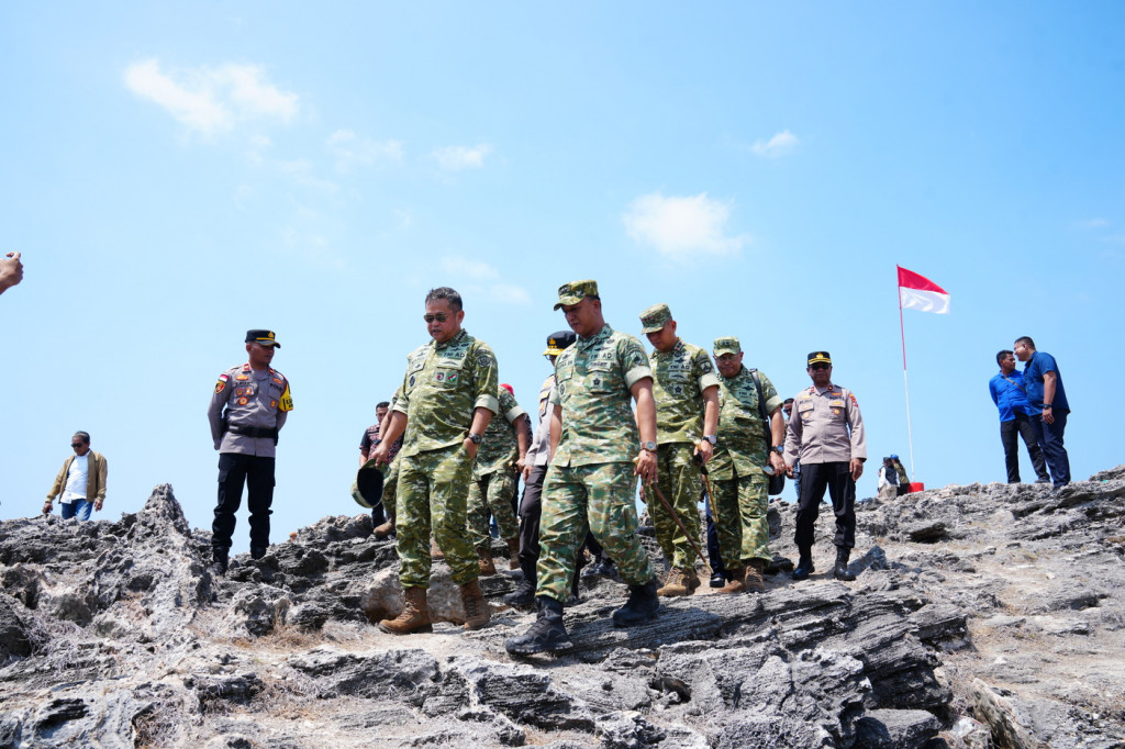 Rencana pembangunan Tugu Titik Nol Kilometer Selatan Indonesia di Kabupaten Rote Ndao, Nusa Tenggara Timur (NTT), turut membuka pembahasan mengenai kebutuhan infrastruktur dasar masyarakat di kawasan perbatasan.