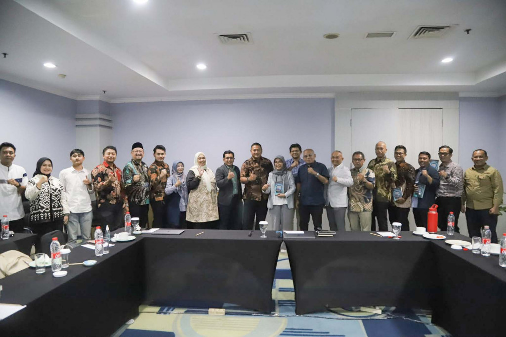 Diskusi yang melibatkan pengamat media sosial Yan Kurniawan dan dosen Ilmu Politik Unpad Dr. Yusa Djuyandi itu membahas hubungan antara penyebaran informasi digital, pembentukan opini, dan mobilisasi politik.