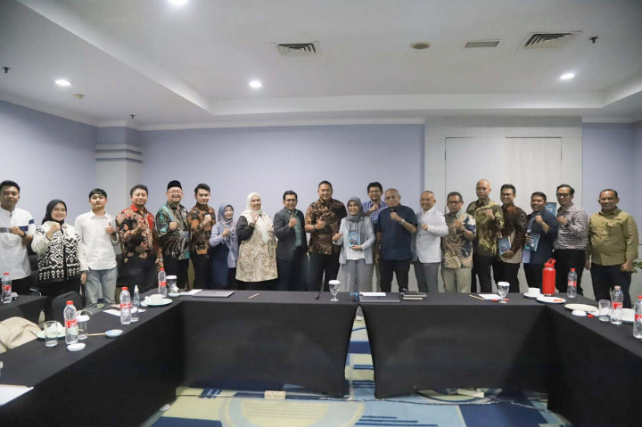 Diskusi yang melibatkan pengamat media sosial Yan Kurniawan dan dosen Ilmu Politik Unpad Dr. Yusa Djuyandi itu membahas hubungan antara penyebaran informasi digital, pembentukan opini, dan mobilisasi politik.