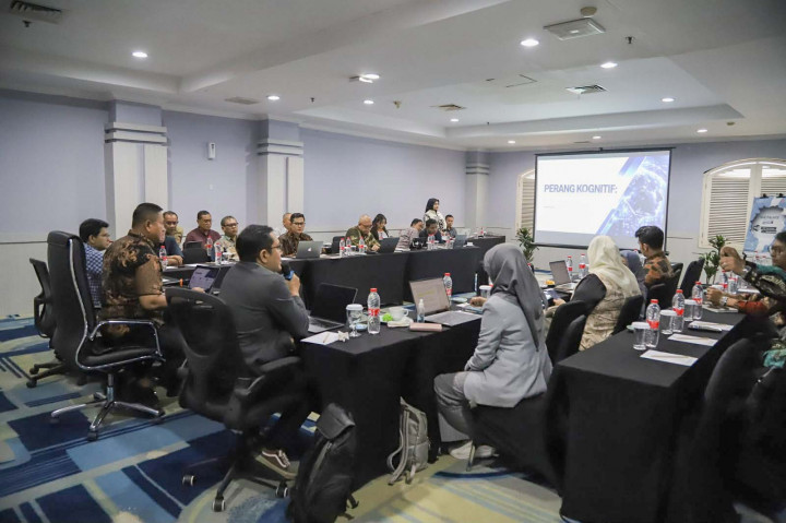 Media sosial berperan dalam membentuk persepsi publik dan memperluas penyebaran isu politik. Namun, mobilisasi masyarakat tidak hanya dipengaruhi arus informasi digital, tetapi juga berkaitan dengan persoalan sosial, ekonomi, kebijakan, dan kepercayaan terhadap institusi.