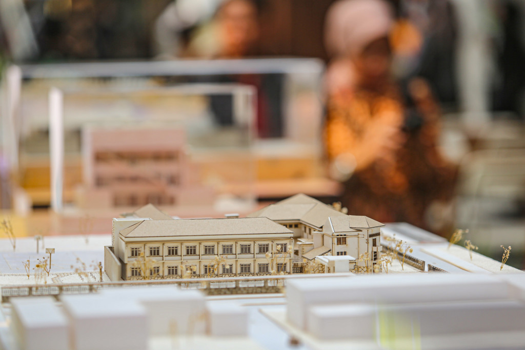 Pengunjung mengamati karya desain arsitektur pada ajang Jakarta Architecture Festival (JAF) 2026 di M Bloc Space, Jakarta, Jumat, 23 Oktober 2026. 