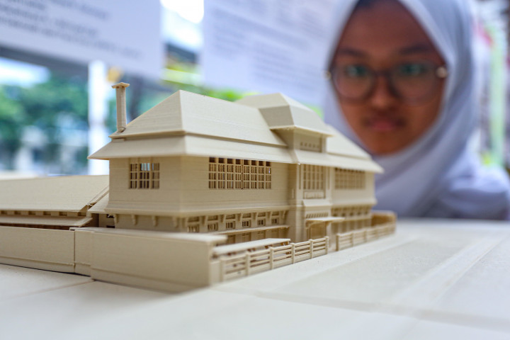 Mengusung tema Ambang Ruang, festival ini menampilkan beragam karya dan gagasan arsitektur yang mengajak masyarakat membaca kembali dinamika ruang Jakarta, mulai dari ruang publik, hunian, fasilitas kota, bangunan komersial, transportasi, hingga bangunan cagar budaya dan bangunan hijau. 