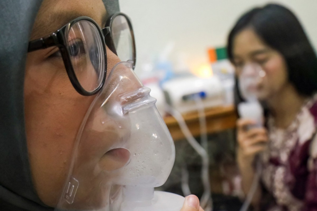 Warga mendapatkan perawatan menggunakan nebulizer dan oksigen untuk mengatasi gangguan pernapasan di tempat penampungan yang dikelola Koalisi Respons Asap Kebakaran Hutan dan Lahan Kalimantan Tengah (RAKAT), Palangkaraya, Kalimantan Tengah, Senin, 26 Oktober 2026.