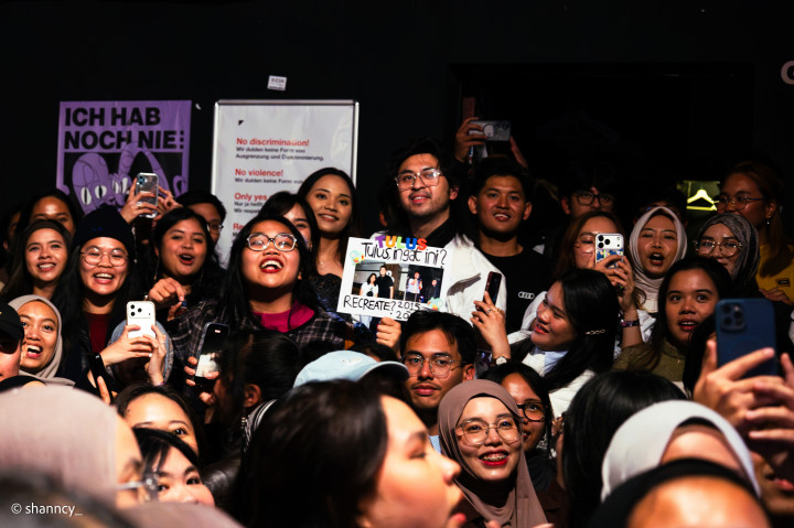 Alunan suara sekitar seribu penonton yang berpadu menciptakan atmosfer menyerupai paduan suara besar, menghadirkan pengalaman musikal yang terasa dekat dan personal. 