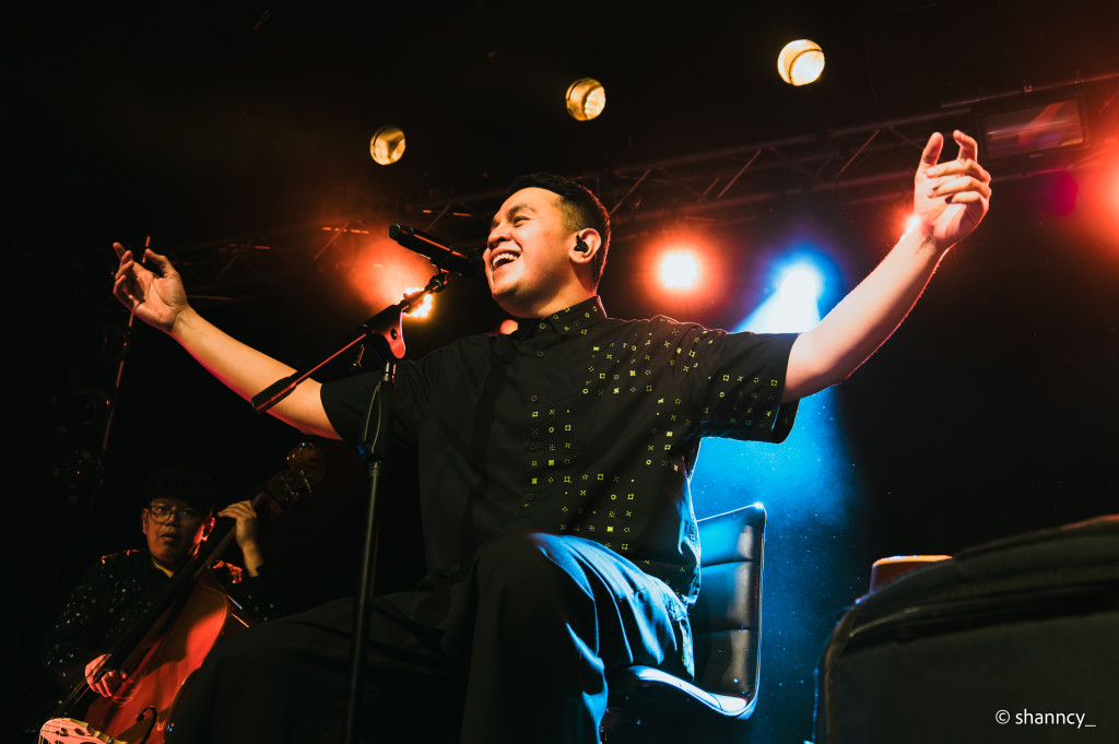 Penampilan Tulus menjadi salah satu momen yang paling berkesan sepanjang malam. 