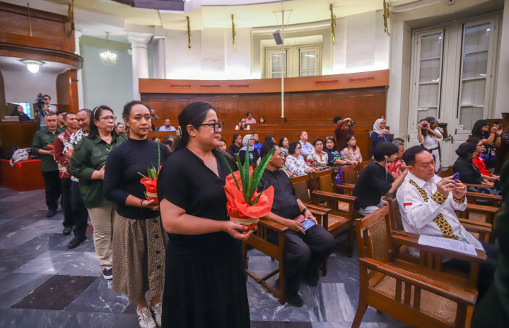 Umat lintas agama memegang tanaman sebagai simbol kepedulian terhadap kelestarian alam saat mengikuti doa bersama lintas iman untuk pemulihan bangsa di Gereja Immanuel, Jakarta, Selasa, 27 Oktober 2026.