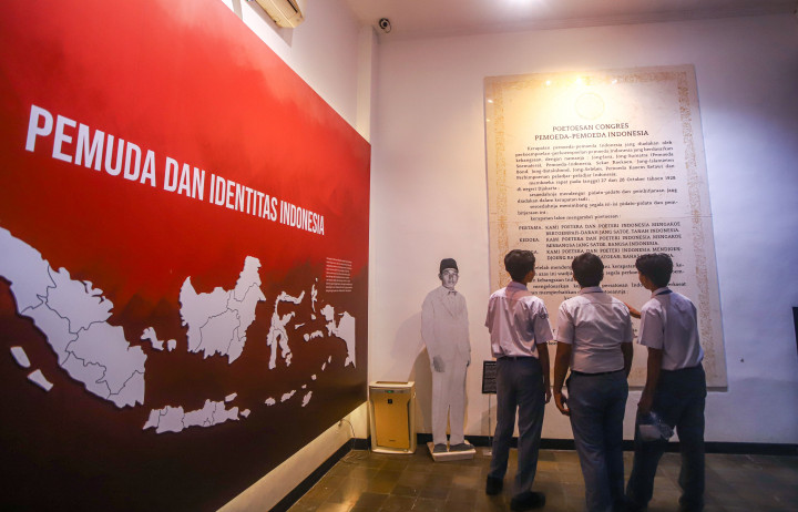  Para pelajar mengamati display naskah putusan Kongres Pemuda II seusai mengikuti upacara peringatan Hari Sumpah Pemuda di Museum Sumpah Pemuda, Jakarta, Rabu, 28 Oktober 2026.