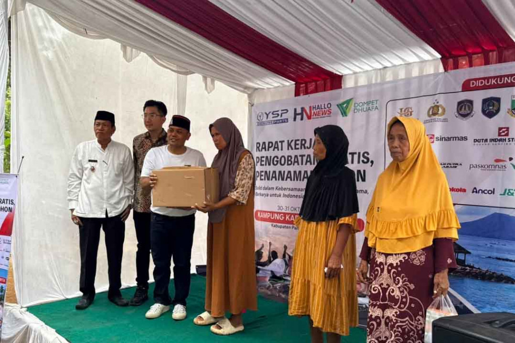 Selain penanaman pohon, kegiatan tersebut juga diisi dengan pembagian ratusan paket sembako dan pelayanan kesehatan gratis bagi sekitar 200 warga.