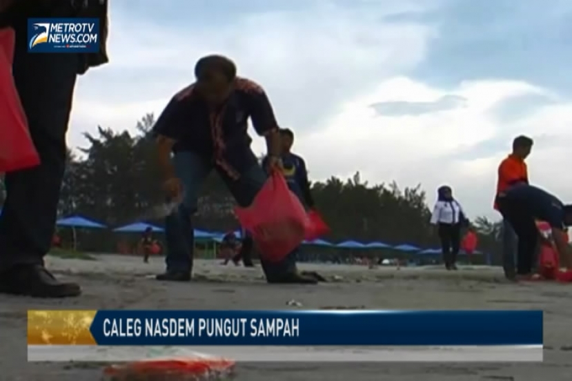 Puluhan Caleg Nasdem Pungut Sampah Pantai Panjang 