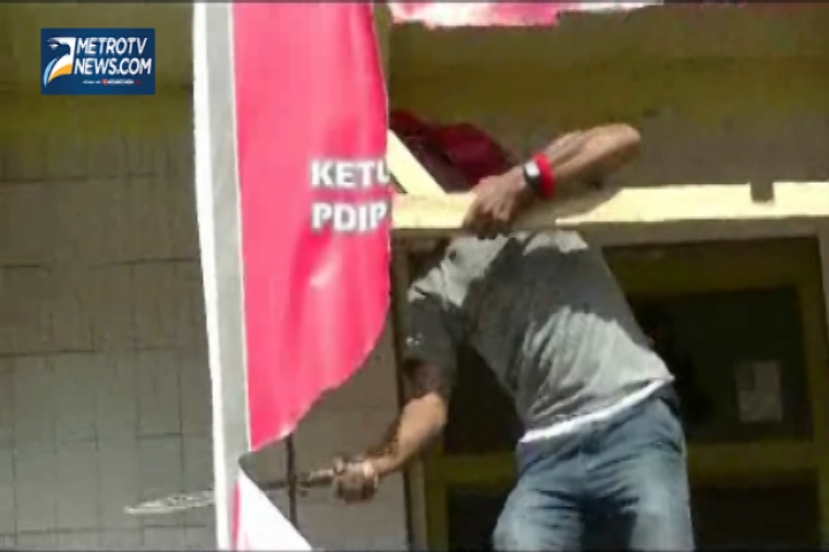 Kantor Caleg PDIP Dirusak Massa
