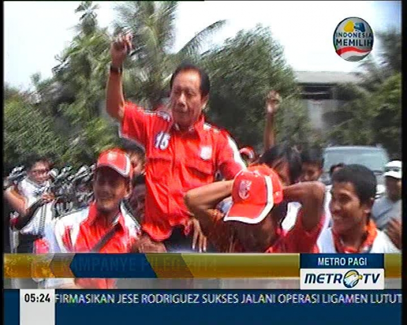 Sutiyoso Digendong Saat Tiba di Tempat Kampanye