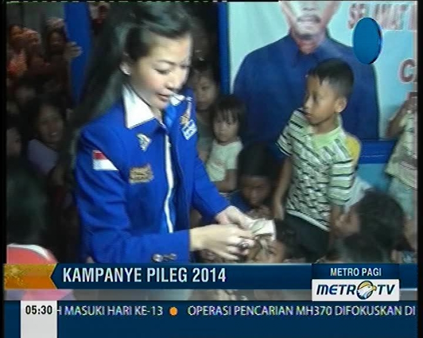 Segala Macam Cara Dilakukan Caleg untuk Merebut Simpati Massa