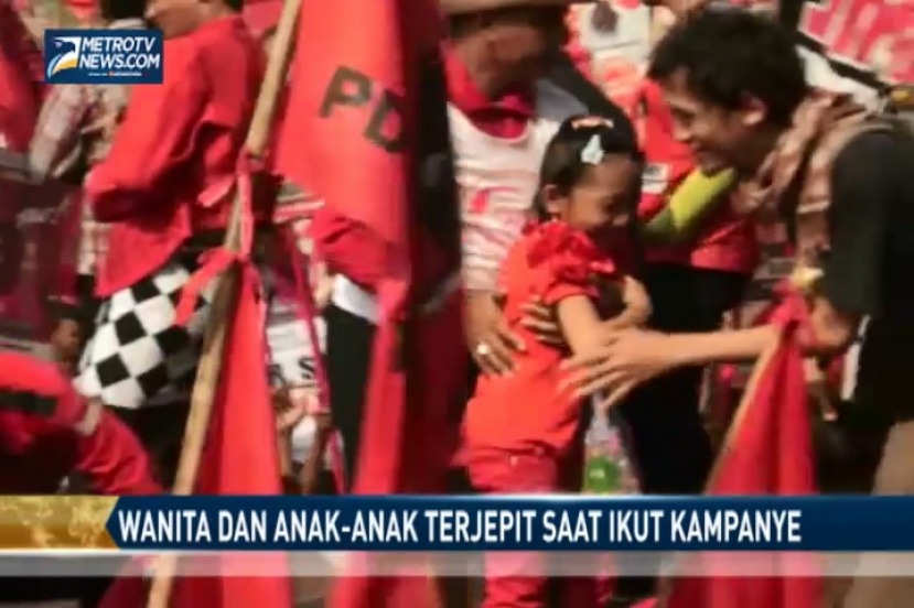 Wanita dan Anak-Anak Dievakuasi Saat Mengikuti Kampanye