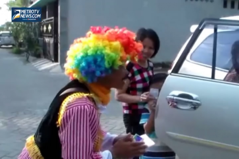 Caleg Badut Blusukan ke Pemukiman Warga