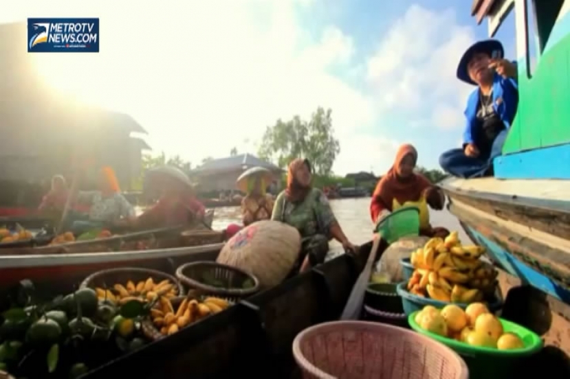 Caleg Wanita NasDem Kampanye di Pasar Terapung