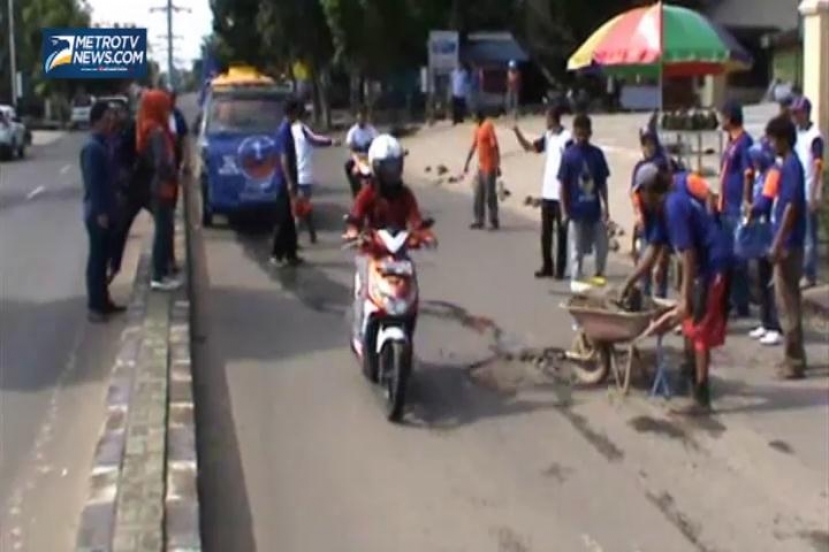 Partai NasDem Tambal Jalan Rusak