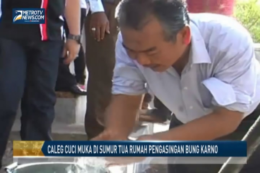 Caleg Cuci Muka di Sumur Tua Rumah Pengasingan Bung Karno