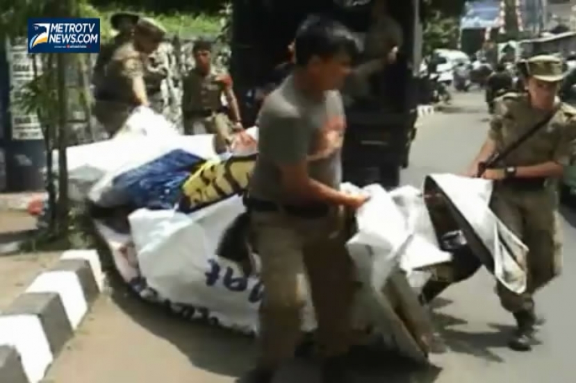 Satpol PP Sukabumi Tertibkan Alat Peraga Kampanye