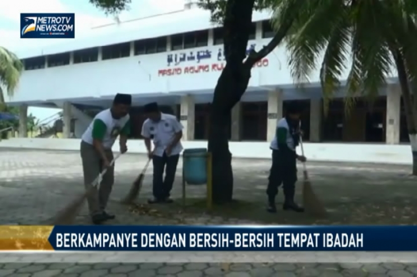 Kampanye Caleg Bersih-Bersih Tempat Ibadah