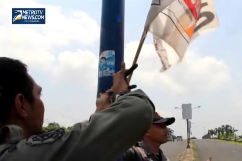 Satpol PP Cirebon Copoti Atribut Caleg Yang Melanggar