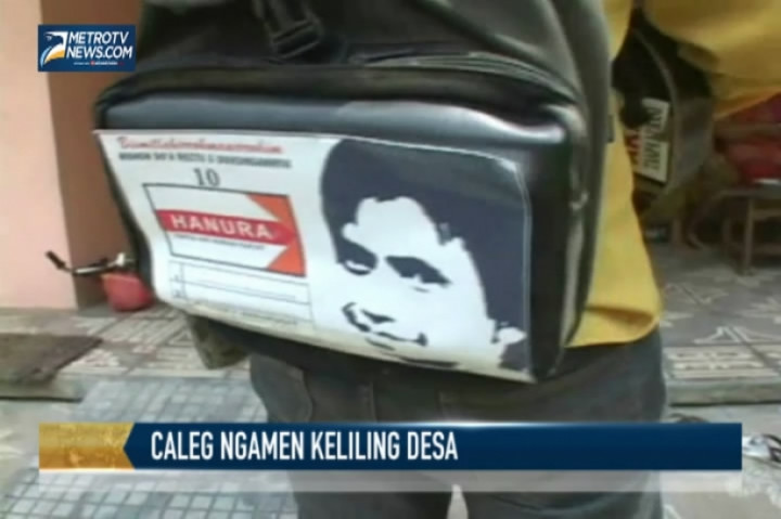 Caleg Hanura Ngamen Keliling Desa