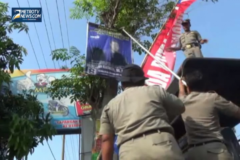 Ribuan Atribut Caleg Ditertibkan