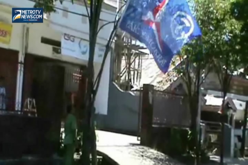 Oknum PNS ini Tertangkap Kamera Saat Memasang Atribut Kampanye