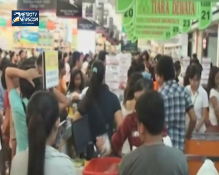 Warga Bali Borong Makanan