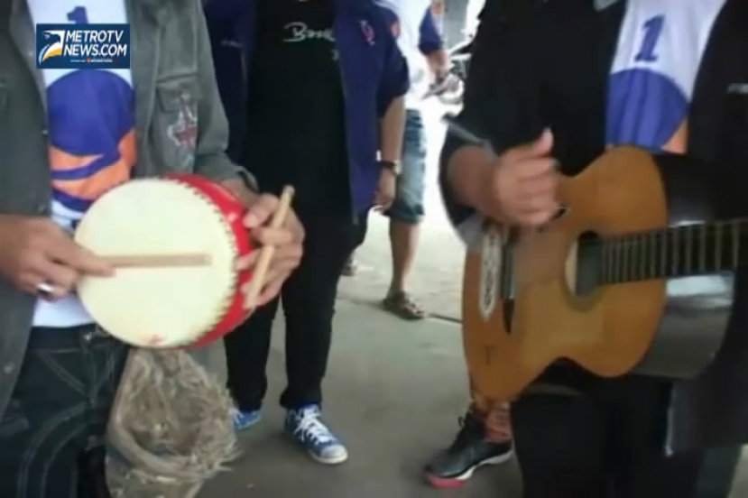 Rebut Simpati Warga, Caleg NasDem Sosialisasi dengan Mengamen