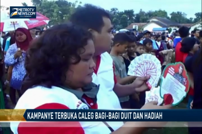 Kampanye Terbuka, Caleg Bagi-Bagi Duit dan Hadiah