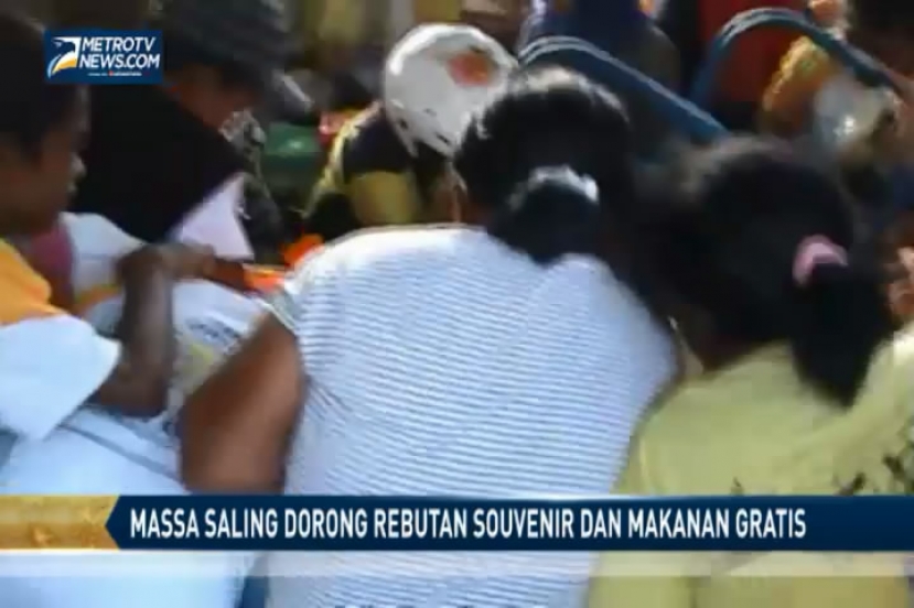 Massa Saling Dorong Rebutan Souvenir dan Makanan Gratis