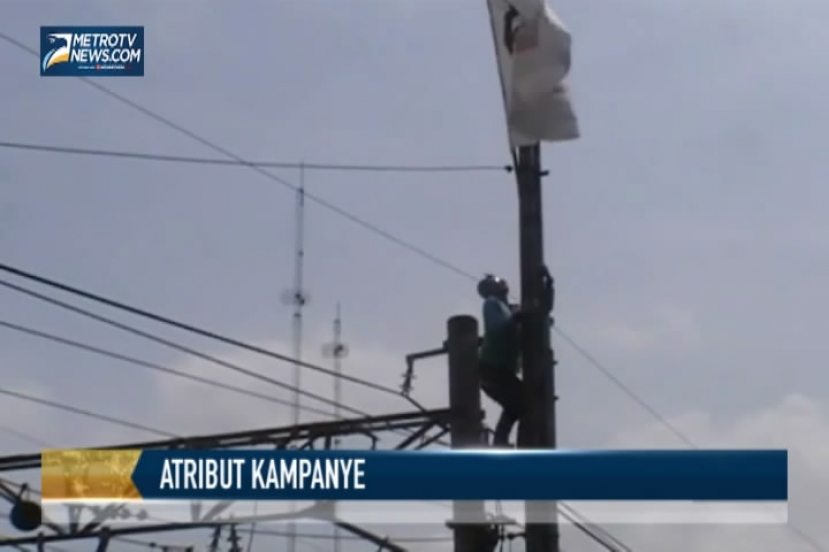 Cabut Atribut Kampanye, Petugas Naik ke Tower Listrik Bertegangan Tinggi