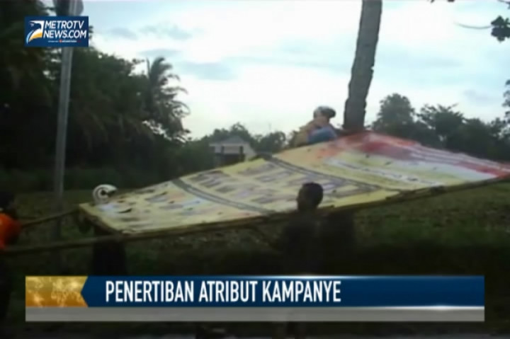 Masa Tenang, Caleg Sibuk Bersihkan Alat Peraga Kampanye