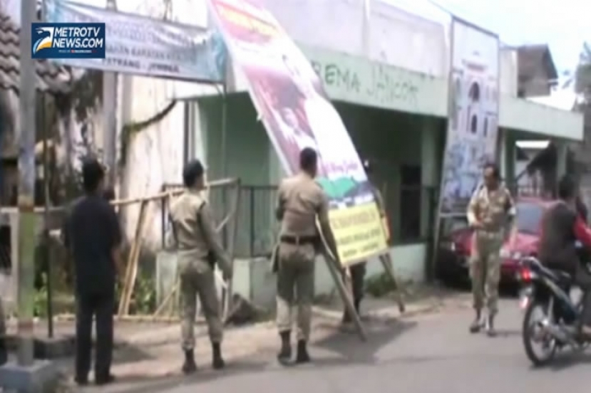 H-1, Petugas Masih Bersihkan Alat Peraga Kampanye