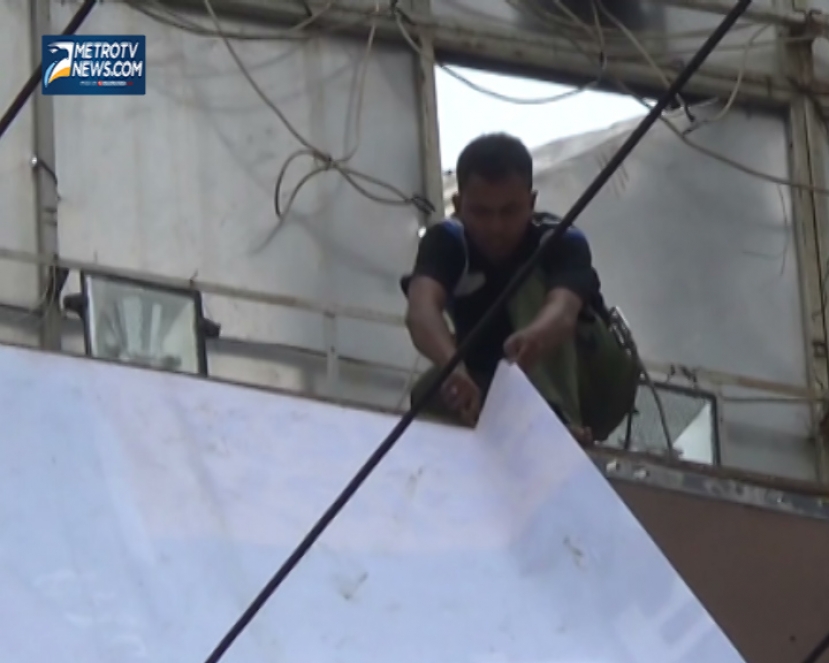 Petugas Kesulitan Turunkan Baliho Besar