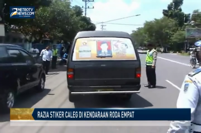 Panwas Nganjuk Gelar Razia Stiker Caleg di Kendaraan Roda Empat