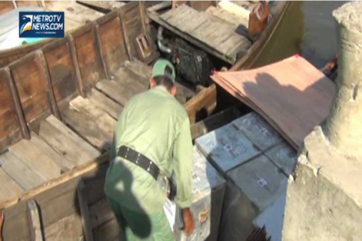 Pengawalan Ketat Pengiriman Logistik ke Pedalaman