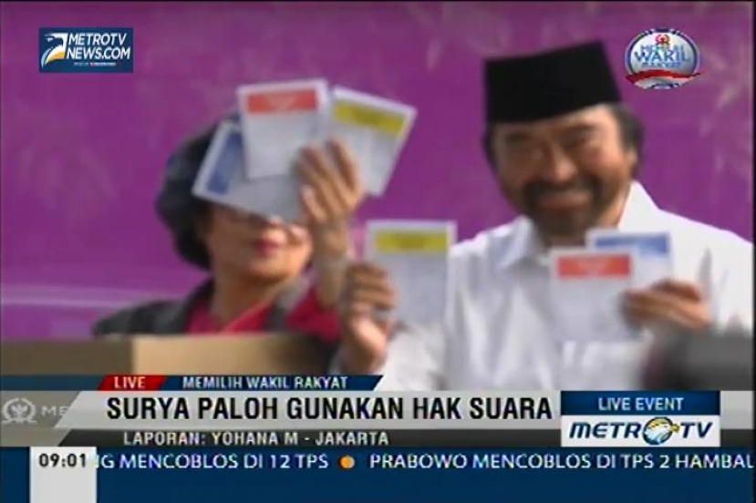 Surya Paloh Didampingi Istri Gunakan Hak Suaranya di TPS 01 Grogol Utara