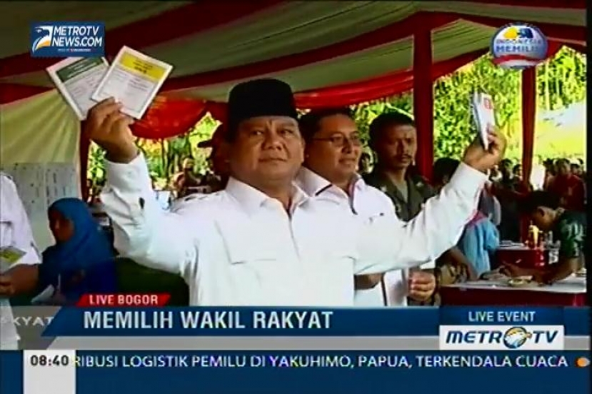 Probowo didampingi Fadli Zon Mencoblos di TPS 02 Kampung Curug